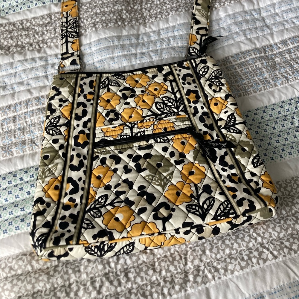 3/20$ Vera Bradley awesome print crossbody bag